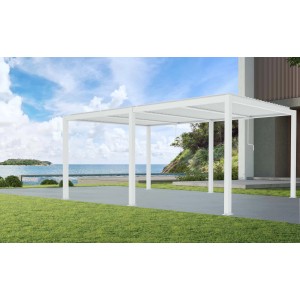 Gazebo t.b.t. bianco con tetto a lamelle in giardino con vista mare.