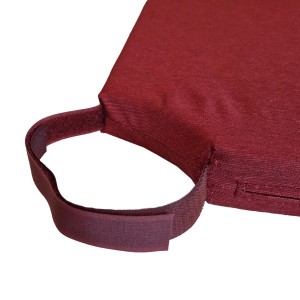 Cuscino per seduta bordeaux con maniglia, ideale per mobili da giardino e aree esterne.
