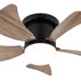 Ventilatore da soffitto con pale effetto legno e luce LED integrata.