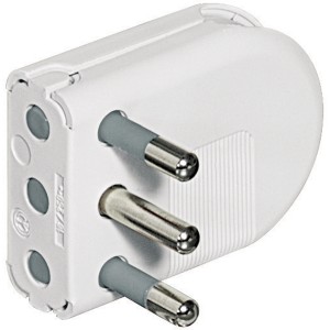 Dettaglio di una spina t.b.t. bianca per prese elettriche.