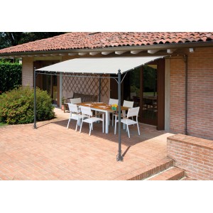 Elegante gazebo con tavolo da pranzo e sedie in giardino.