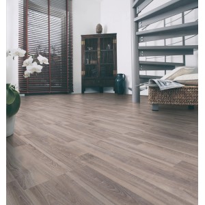 Laminato t.b.t. posato in ambiente domestico con mobili e scala a chiocciola.