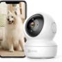 Telecamera di sicurezza bianca con vista smartphone di un cane. Videosorveglianza per animali domestici.