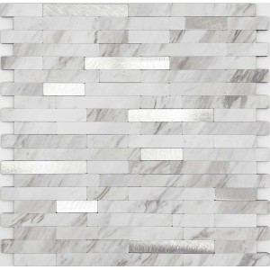 Piastrella a mosaico effetto marmo con accenti argentati.