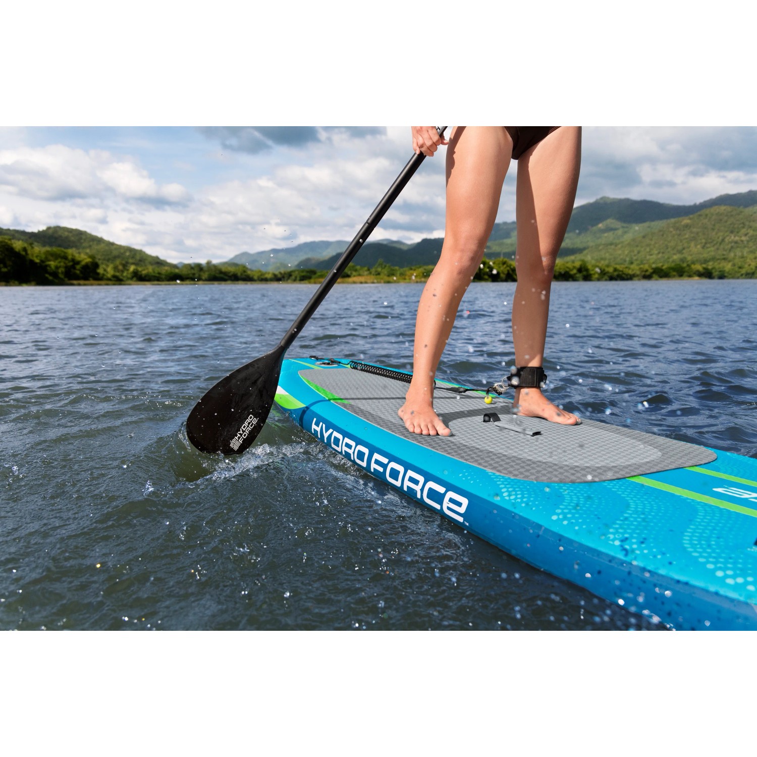 Bestway SUP Board Aqua Journey in uso sull'acqua con pagaia e persona.