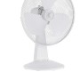 Ventilatore da tavolo bianco con griglia di protezione.