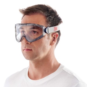 Uomo che indossa occhiali di protezione 3M 2890S per macchine utensili, trasparenti con elastico.