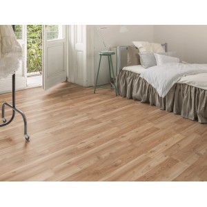 Pavimento laminato Comfort Quercia Royal Elm 7 mm installato in camera da letto con letto e porta-finestra aperta.