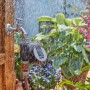 Computer per irrigazione Gardena Flex su rubinetto con irrigazione in corso.