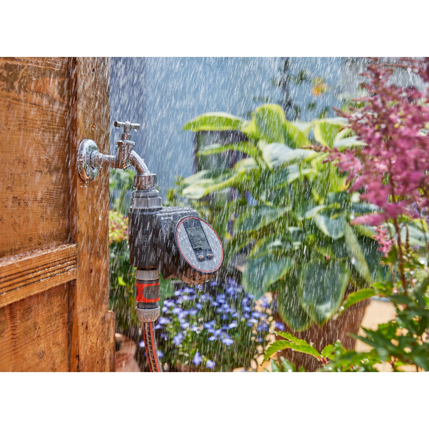 Computer per irrigazione Gardena Flex su rubinetto con irrigazione in corso.