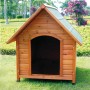 Cuccia per cani in legno con tetto verde per il giardino.