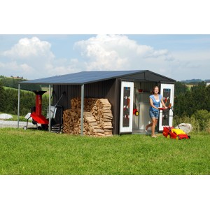 Tettoia laterale Biohort su casetta da giardino Europa in grigio scuro metallizzato con attrezzature e donna.