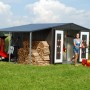Tettoia laterale Biohort su casetta da giardino Europa in grigio scuro metallizzato con attrezzature e donna.