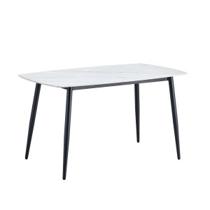 Tavolo da pranzo rettangolare con piano in marmo bianco e gambe nere.