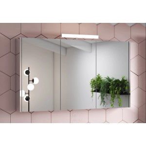 Specchiera t.b.t. con illuminazione e tre ante davanti a piastrelle rosa.