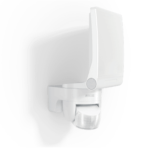 Faretto LED bianco Steinel XLED Home 2 SC con sensore di movimento montato a parete.