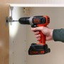 Avvitatore a batteria Black+Decker BCD001C1 avvita un mobile.