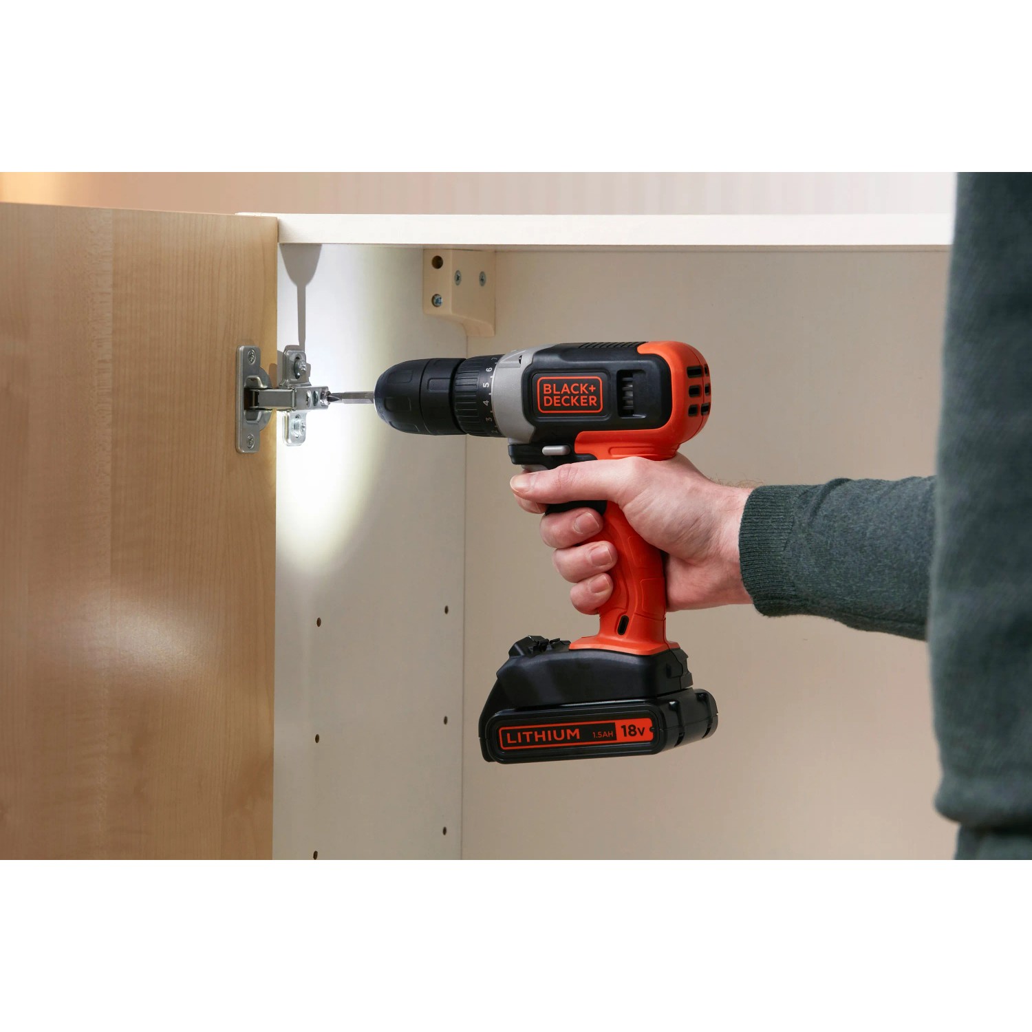 Avvitatore a batteria Black+Decker BCD001C1 avvita un mobile.
