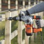 Martello perforatore Black+Decker BEHS03K in azione durante la foratura del legno.