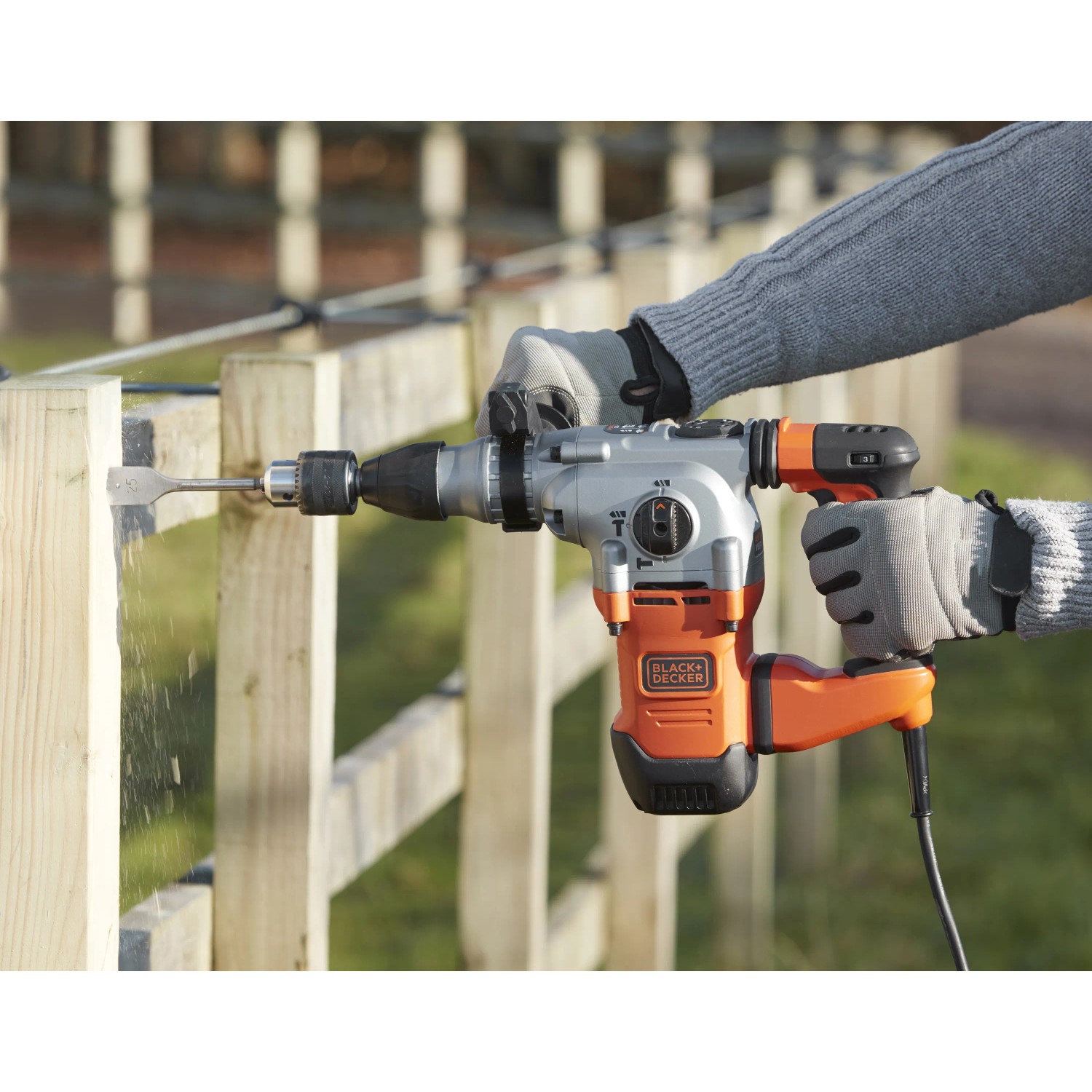 Martello perforatore Black+Decker BEHS03K in azione durante la foratura del legno.