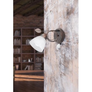 Applique Trio Traditio rustica antica con paralume bianco e pendente in cristallo.