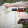 Avvitatore a batteria Black+Decker BDCDD12K che fora il legno.