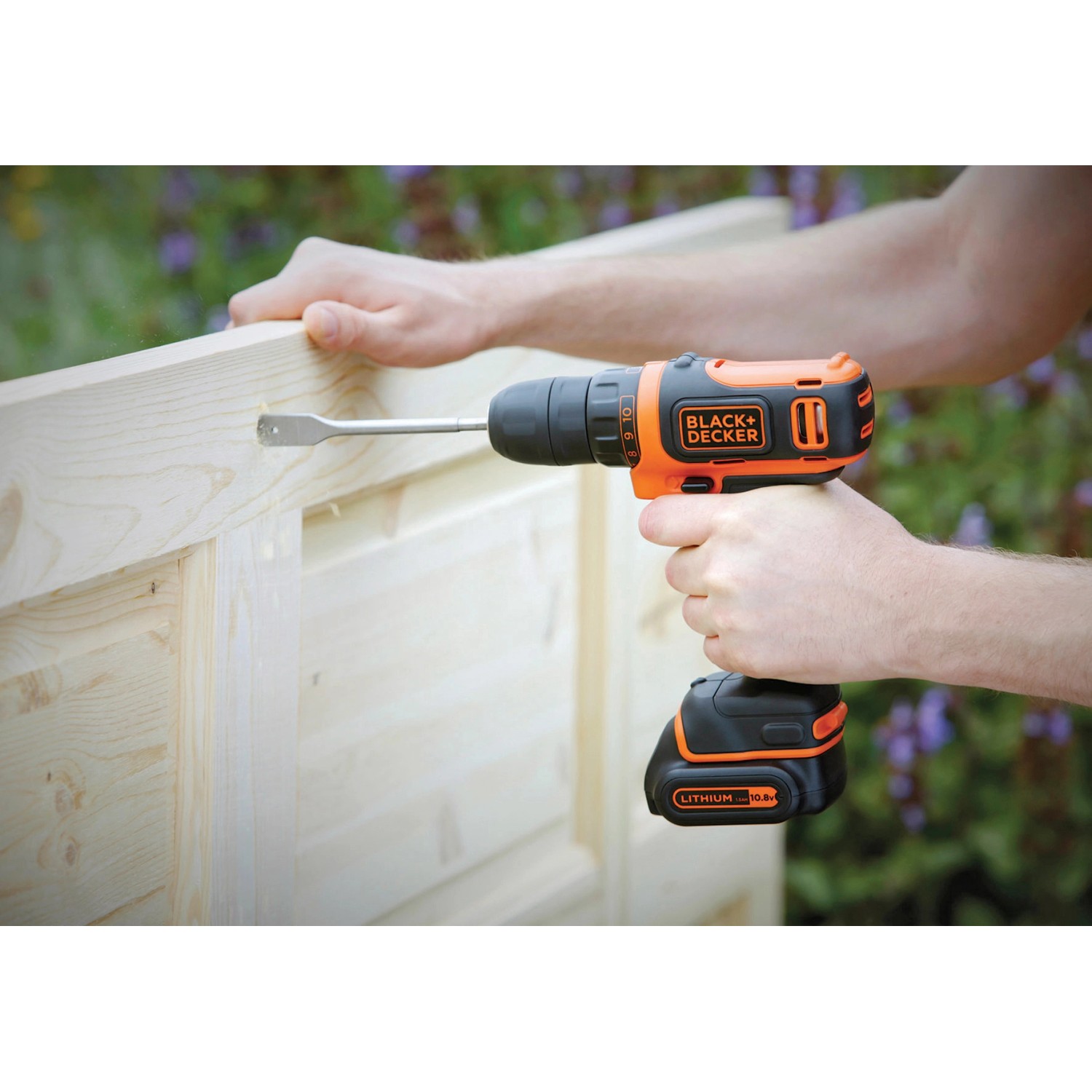 Avvitatore a batteria Black+Decker BDCDD12K che fora il legno.