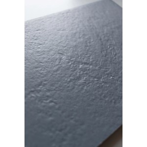 Piastrella per pavimenti grigia con superficie strutturata, adatta per interni.