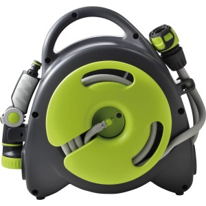 Avvolgitubo grigio con ruota verde e accessori.