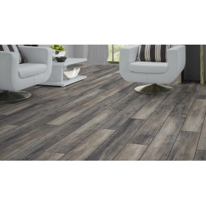 Pavimento laminato effetto legno posato in un soggiorno.