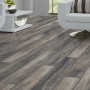 Pavimento laminato effetto legno posato in un soggiorno.
