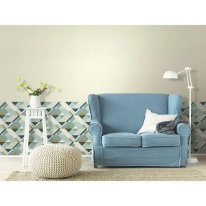 Soggiorno con carta da parati decorativa t.b.t. con motivo geometrico in blu e beige.