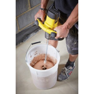 Miscelatore Stanley FatMax FME190 che mescola malta in un secchio. L'utensile è giallo e nero.