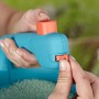 Primo piano: Mani azionano lo spargitore manuale Gardena M blu con semi, ideale per fertilizzanti e sale.
