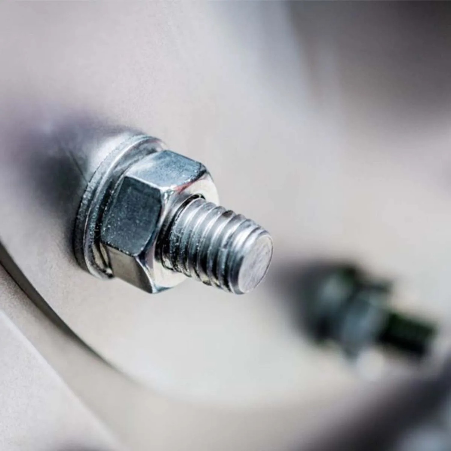 Primo piano di una vite con dado, parte della categoria accessori nautici.