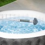 Aspiratore a batteria per piscina e idromassaggio Bestway in uso per pulire una Lay-Z-Spa.