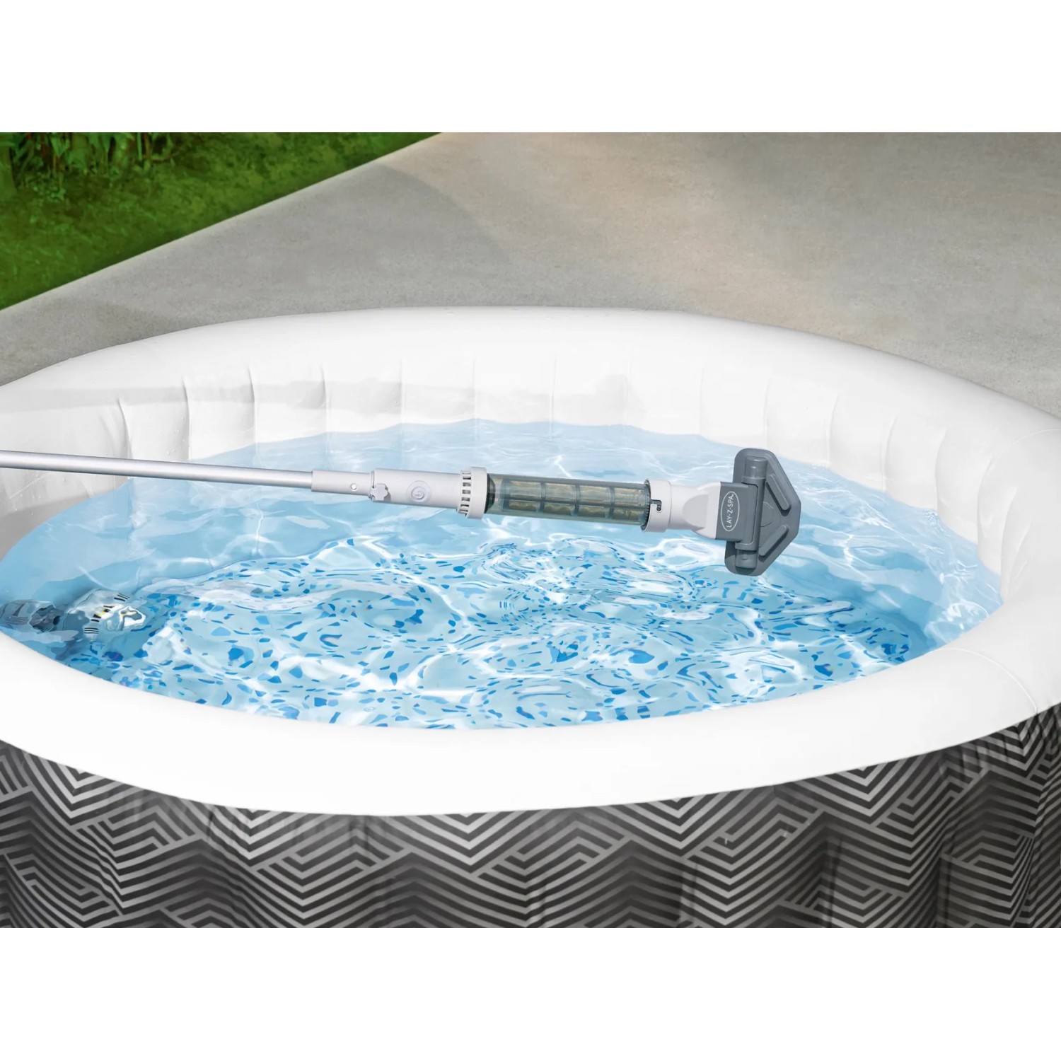 Aspiratore a batteria per piscina e idromassaggio Bestway in uso per pulire una Lay-Z-Spa.
