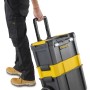 Stanley Rollende Werkstatt Essential STST1-80151 trainato da una persona. Carrello portautensili con manico telescopico.