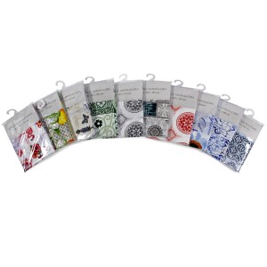 Diverse tovaglie t.b.t. con diversi motivi nella confezione.