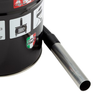 Dettaglio di un aspiracenere t.b.t. con tubo di aspirazione in metallo e marchio "Made in Italy".