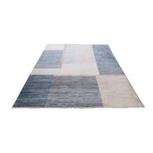Tappeto moderno con motivo geometrico nei toni del blu e beige.