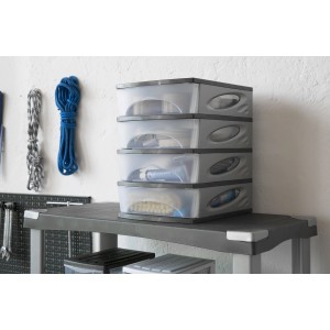 t.b.t. Cassettiera con quattro cassetti trasparenti su un banco da lavoro.