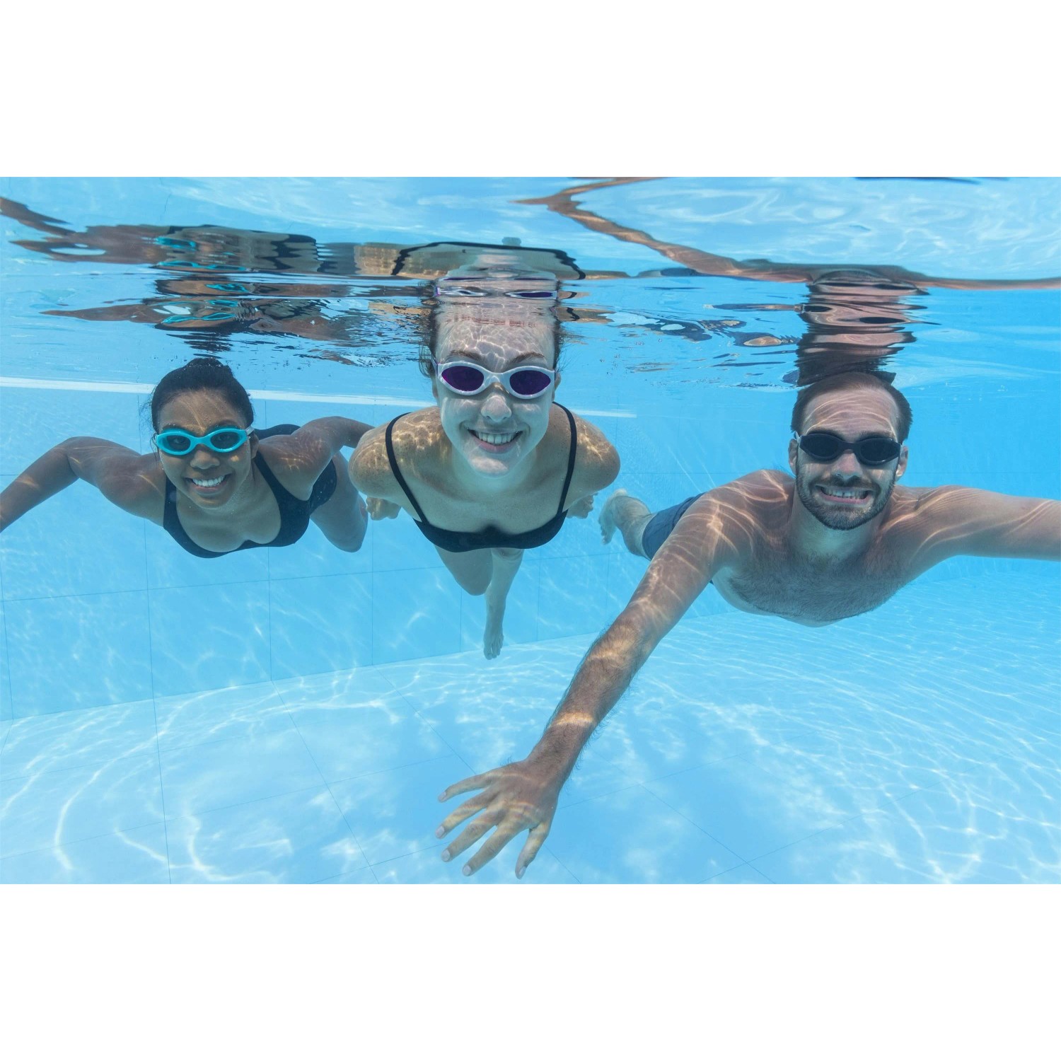 Gruppo nuota sott'acqua in piscina con maschere da immersione. Maschere, occhialini e accessori da immersione