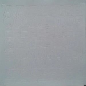 Pannello grigio t.b.t. con lettere e numeri adesivi.