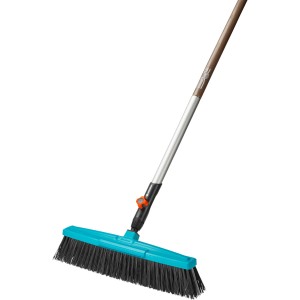 Scopa per esterni Gardena Combisystem con manico in legno, blu, con bordo raschiante.