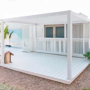 Gazebo t.b.t. bianco moderno con terrazza in legno e pareti laterali a lamelle.