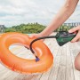 Pompa ad aria a batteria Bosch Easy Pump che gonfia un salvagente in giardino.