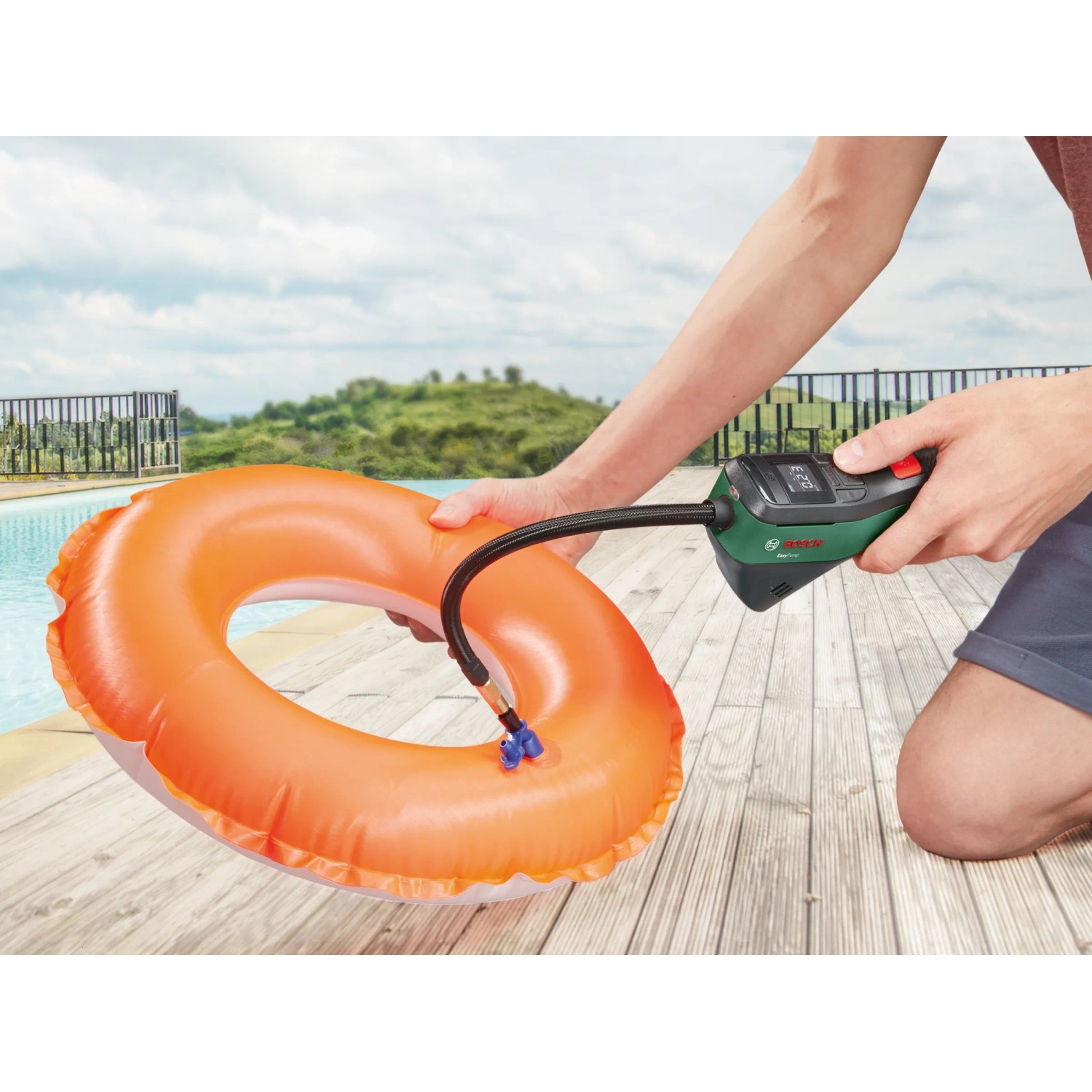 Pompa ad aria a batteria Bosch Easy Pump che gonfia un salvagente in giardino.