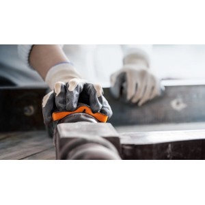 Mano leviga il legno con tampone abrasivo in schiuma Bosch Expert Standard Fine.