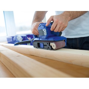 Levigatrice a nastro con nastro abrasivo LUX K120 in uso su legno.